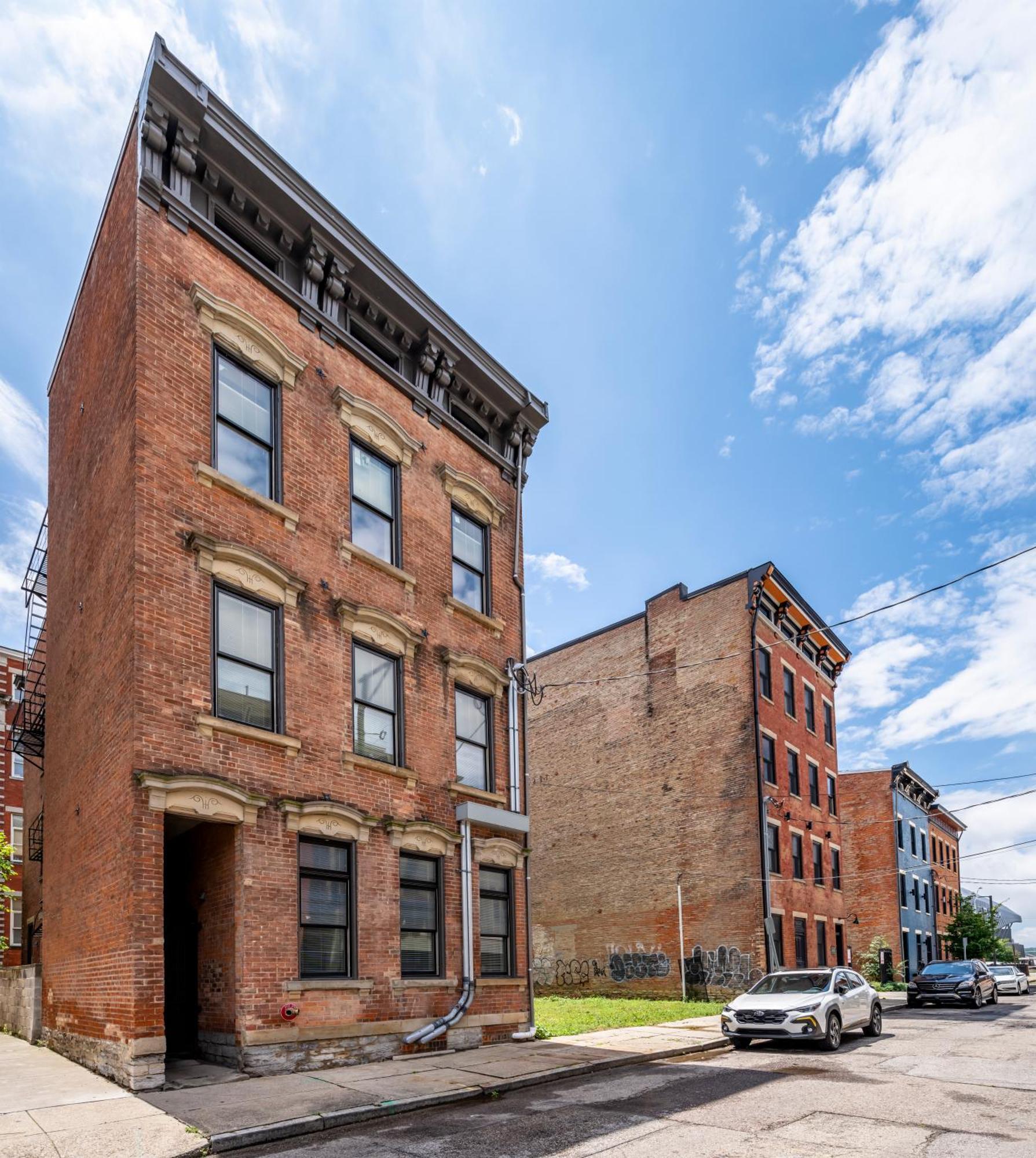 Prime Otr, 3 Lux Queen Beds, Two 55In Tvs, Steps To Tql, Findlay Market, Light Rail, Fast Wifi Cincinnati Exterior photo